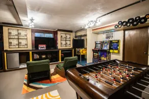 Entire Home 1970s Retro Retreat* Game Room* Lounge - Image 4