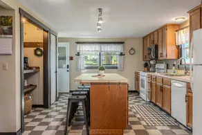 Lake View Lodge, 1 mile from Blue Barn Berry Farm! - Image 3