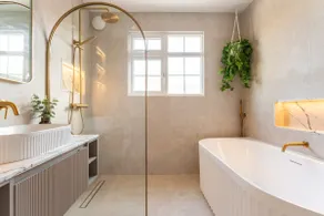 Luxury 4-Bedroom Hove Retreat with Free Parking - Image 4