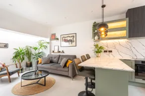 Luxury 4-Bedroom Hove Retreat with Free Parking - Image 2