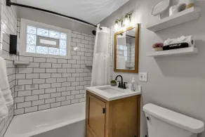 New*Clean*3BDRM*Centrally Located*Free Parking*A/C - Image 5