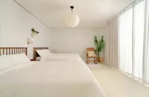 # 8 people only/5 minutes walk from Banwoldang/Spacious living room/Dongseong-ro/Luggage storage/Laundry drying/Hotel bedding/Netflix free - Image 2