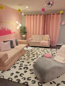 Pinksburgh pet-friendly by Strip, stadium, skyline - Image 2