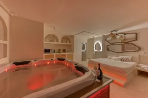 Santorini Suite, Jacuzzi & Hammam - Image 5