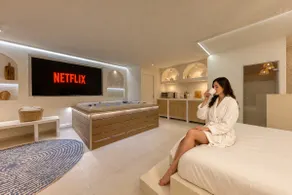 Santorini Suite, Jacuzzi & Hammam - Image 3