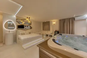 Santorini Suite, Jacuzzi & Hammam - Image 2
