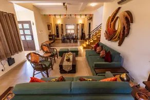 Artistic lake side villa - Image 2