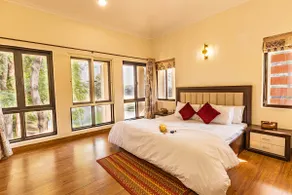 Artistic lake side villa - Image 3
