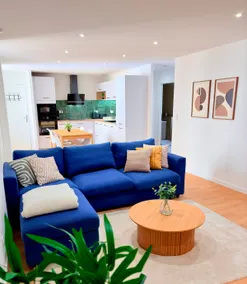 Guest Lounge. Grande Rue, Dole town center - Image 4
