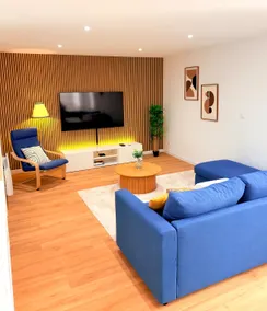 Guest Lounge. Grande Rue, Dole town center - Image 3
