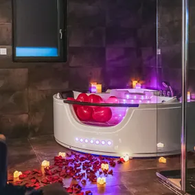 Cozy retreat with private Jacuzzi – getaway for 2 in Honfleur - Image 4