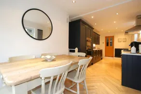Spacious 3-Bed House, 2 Bathroom, with Garden. - Image 2