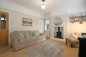 Spacious 3-Bed House, 2 Bathroom, with Garden. - Image 4