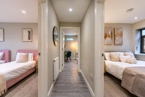 Modern 2 Bedroom Flat, Central Chatham, Self Check-in - Image 4