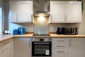 Modern 2 Bedroom Flat, Central Chatham, Self Check-in - Image 5
