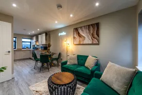 Modern 2 Bedroom Flat, Central Chatham, Self Check-in - Image 2