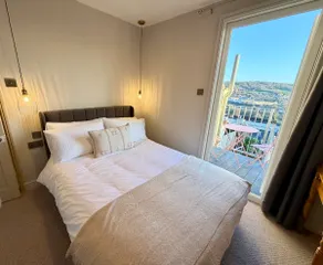 Georgian flat - 2-beds with balcony & views - Image 2