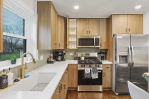 Elegance: 4BR - 2 BT Spacious Ranch w/ Basement - Image 4