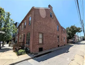 Spacious, historical oasis in center city - Image 2