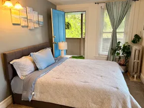 Spacious, historical oasis in center city - Image 4