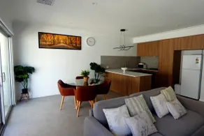 Modern Private Townhouse Close to City & Transport - Image 2