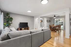 Central 4BR Gem: Shop, Dine, & Relax - Image 5