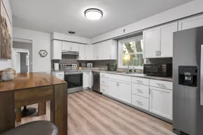 Central 4BR Gem: Shop, Dine, & Relax - Image 3