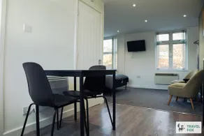 Flora's Flat 4 - Image 5