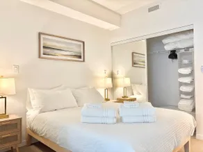 Cozy luxury 1 Bedroom & Office Maple Leaf Square - Image 2