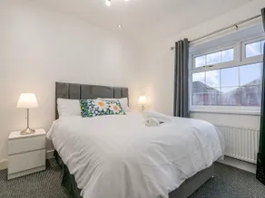 Perfect for Contractors, sleeps 7, 77” TV, Parking - Image 3