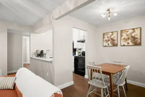 Austin Hyde Park King Bed Sleeps 4 - Image 4