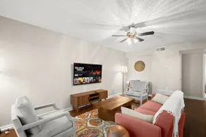 Austin Hyde Park King Bed Sleeps 4 - Image 5