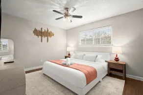 Austin Hyde Park King Bed Sleeps 4 - Image 3