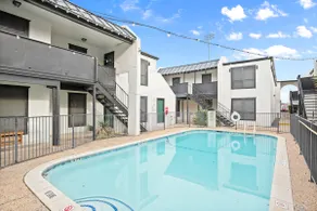 Austin Hyde Park King Bed Sleeps 4 - Image 2