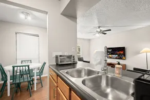 Hyde Park 1BR King Bed Near UT - Image 5
