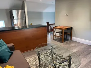 Quiet Private Upper Level Apartment in Midtown - Image 5