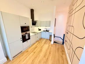 Central - Free parking- Sleeps 6 - Stylish Apt - Image 4