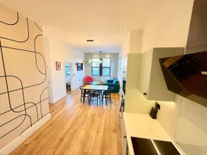 Central - Free parking- Sleeps 6 - Stylish Apt - Image 2