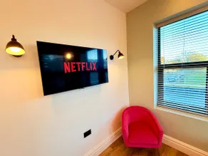 Central - Free parking- Sleeps 6 - Stylish Apt - Image 5