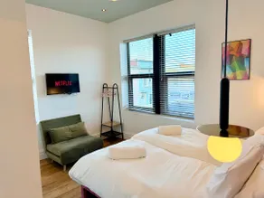 Central - Free parking- Sleeps 6 - Stylish Apt - Image 3