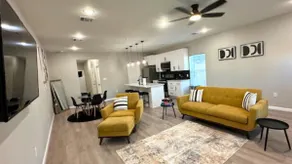 Quiet 3BR Stay King Bed Near Downtown - Image 2