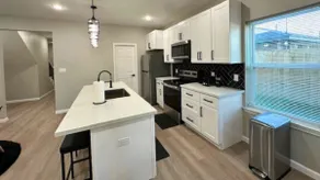 Quiet 3BR Stay King Bed Near Downtown - Image 3