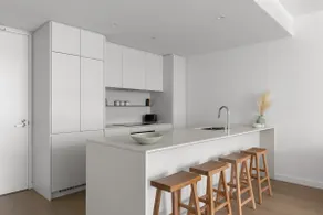 Free parking - trackside apartment with pool, gym - Image 4