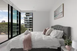 Free parking - trackside apartment with pool, gym - Image 2