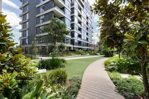 Free parking - trackside apartment with pool, gym - Image 5