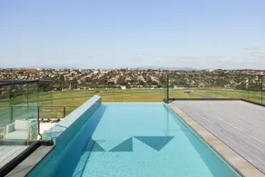Free parking - trackside apartment with pool, gym - Image 3
