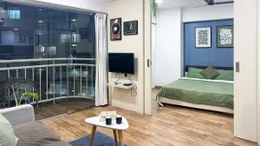 Luxe 2-BHK Near Airport | A/C – Quiet – Kitchen – Smart TV – Wi-Fi - Image 2