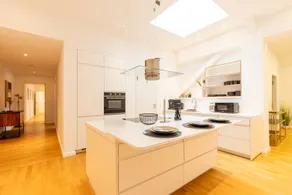 Modern Kudamm Luxury Home with 2 kitches - Image 3