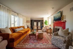 Stately Regal Home 3KG BDs, movie/gme rm, fire pt - Image 2