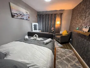 Air Conditioned Luxury 2-Bed Apartment,Office with Built-In TV King Bed, Private Entrance and free Parking - Image 3